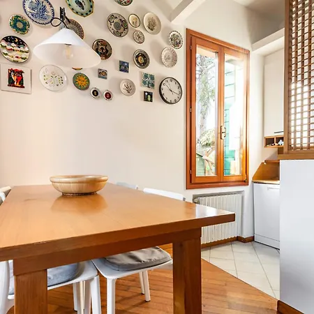 Guesthost - Cozy 2-bedroom At Daire