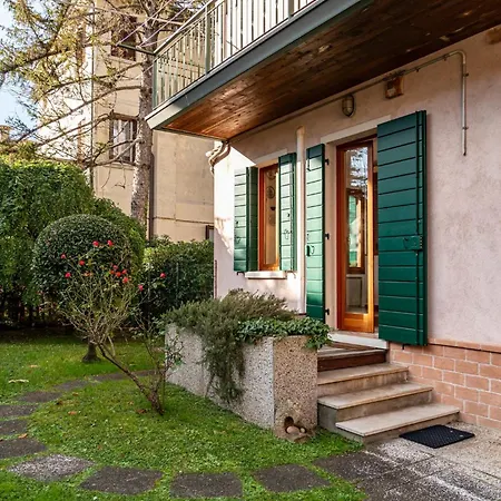 Daire Guesthost - Cozy 2-bedroom At