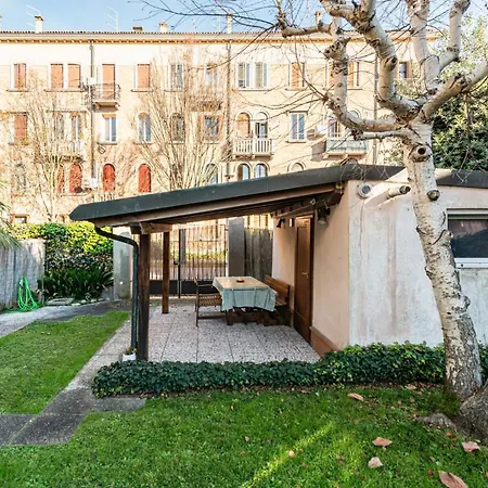 Guesthost - Cozy 2-bedroom At Венеция-Лидо