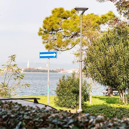 Guesthost - Cozy 2-bedroom At Венеция-Лидо