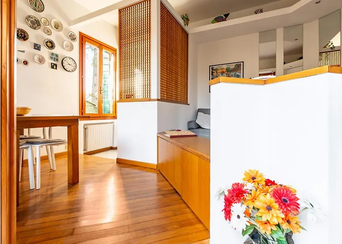 Guesthost - Cozy 2-bedroom At Lägenhet *