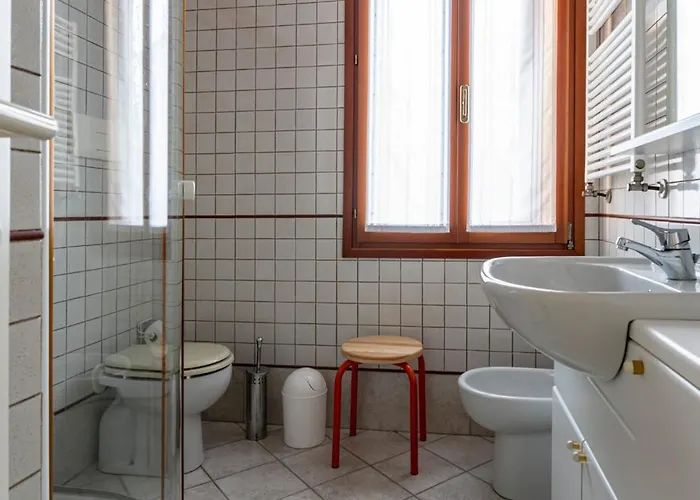 Guesthost - Cozy 2-bedroom At Апартаменты *