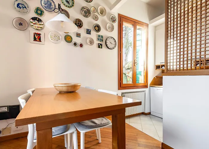 Guesthost - Cozy 2-bedroom At Апартаменты