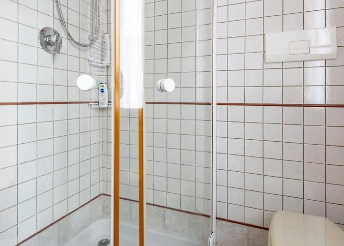 Guesthost - Cozy 2-bedroom At Lägenhet *