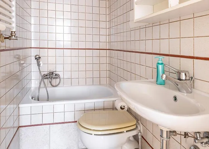 Guesthost - Cozy 2-bedroom At Lägenhet *