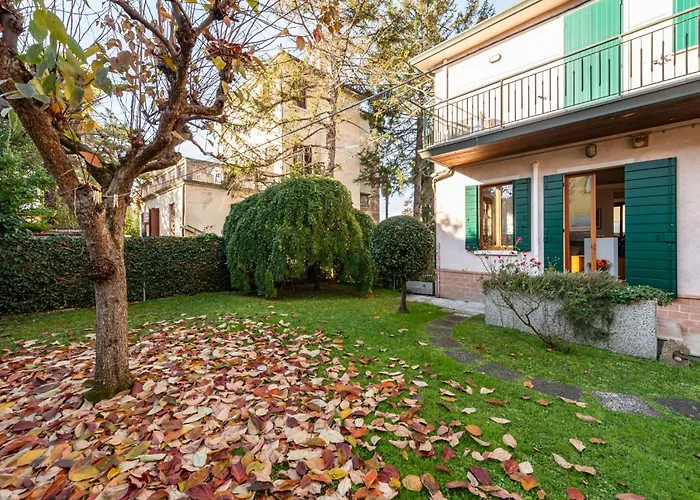 Guesthost - Cozy 2-bedroom At Апартаменты Венеция-Лидо